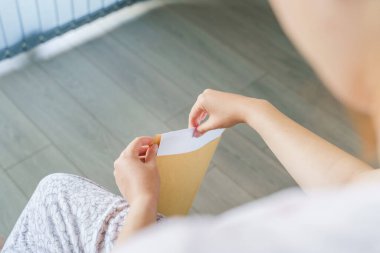 Bilinmeyen Kafkas kadınlarının ellerini kapat. Zarfı aç ya da eve posta ya da belgelerle gönder.