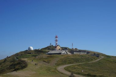 12 Eylül 2020, Kopaonik Sırbistan: Pancicev vrh askeri veya sivil radar istasyonu yaz günü dağın zirvesinde
