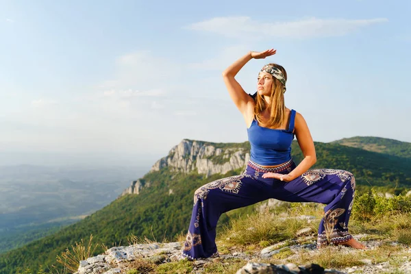 Молодая Привлекательная Женщина Стоящая Вершине Горы Позе Йоги Практикующая Солнечный — стоковое фото