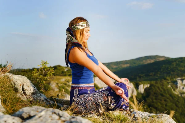 Вид Сбоку Кавказскую Женщину Сидящую Скале Вершине Горы Позе Йоги — стоковое фото