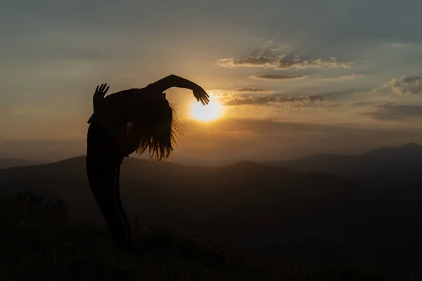 Silueta Mujer Practicando Yoga Cima Montaña Contra Una Puesta Sol —  Fotos de Stock