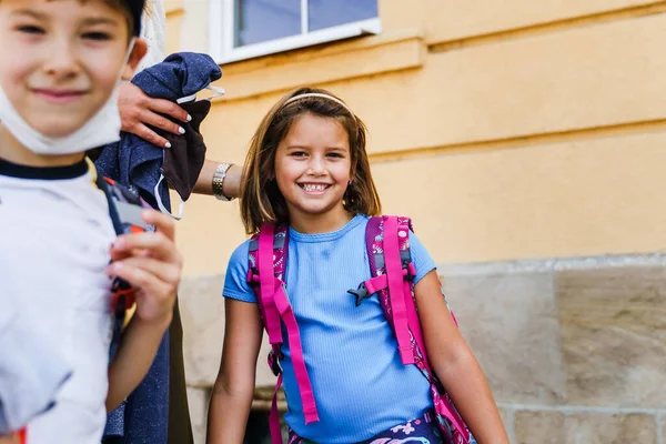 Madre Caucásica Llevando Sus Hijos Escuela Día Verano Alumnos Primer — Foto de Stock