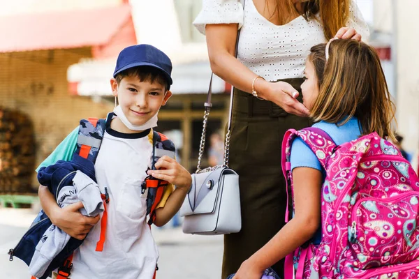 Madre Caucásica Llevando Sus Hijos Escuela Día Verano Alumnos Primer — Foto de Stock