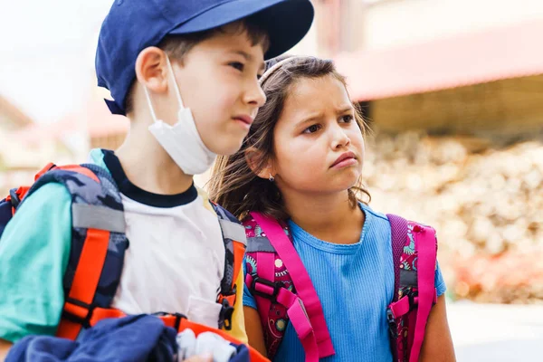 Retrato Vista Frontal Niños Niñas Caucásicos Pequeños Hermanos Hermanas Amiguitos — Foto de Stock