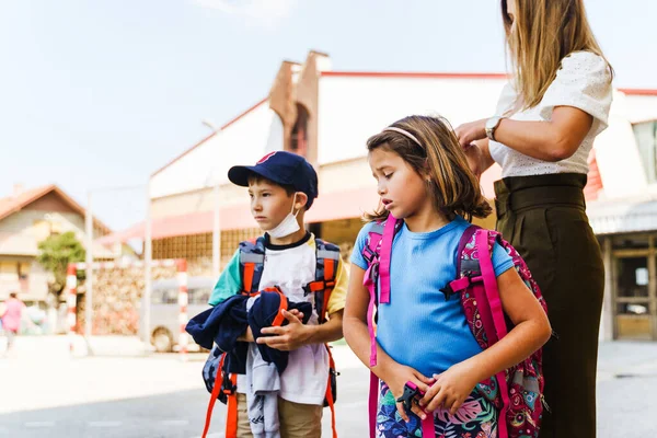 Retrato Vista Frontal Niños Niñas Caucásicos Pequeños Hermanos Hermanas Amiguitos — Foto de Stock