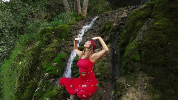 Вид Спереду Красиву Білоруську Жінку Сидить Біля Водоспаду Природі Лісі — стокове відео