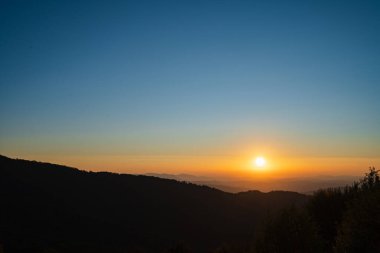Güneşin doğuşundaki ya da batışındaki dağ manzarası altın güneş ve mavi gökyüzü ile karanlık tepeler - özgürlük doğası turizm merkezi kavramı - stara planina Sırbistan 'daki Eski Dağ