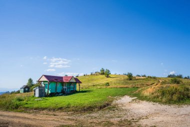 Sırbistan 'daki Babin Zub ulusal parkındaki Eski dağ evinde yaz günü
