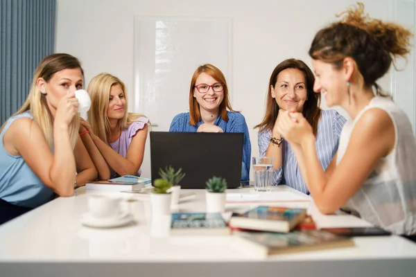 Gruppo Donne Solo Colleghe Che Lavorano Insieme Progetto Seduto Vicino — Foto Stock