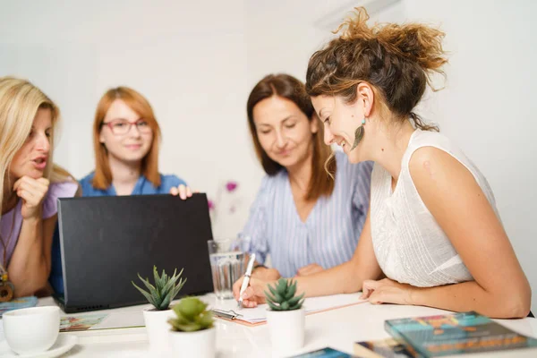 Gruppo Donne Solo Colleghe Che Lavorano Insieme Progetto Seduto Vicino — Foto Stock