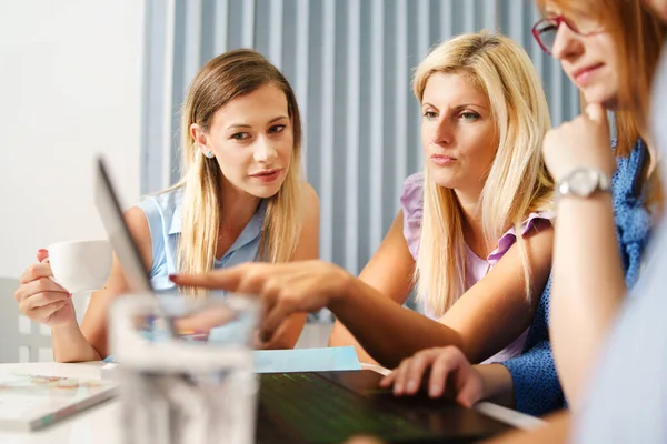 Gruppo Donne Solo Colleghe Che Lavorano Insieme Progetto Seduto Vicino — Foto Stock