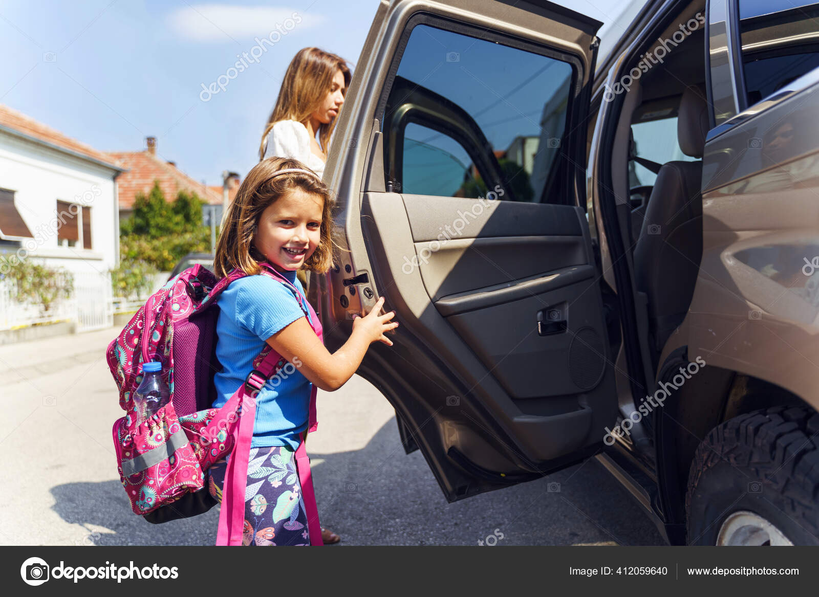 Llevando su mochila y box lunch, una niña de 6 años de espera por el coche  para ir a la escuela en San Juan Capistrano CA. Modelo de liberación  Fotografía de stock - Alamy