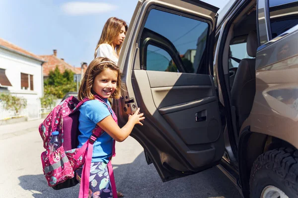 Niña Día Soleado Mañana Yendo Escuela Alumna Pequeña Primer Grado — Foto de Stock