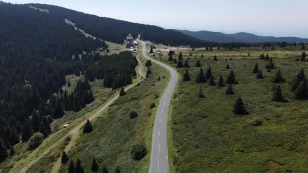 Luchtfoto Van Bovenaf Landweg Bergketen Tussen Groen Gras Bomen Natuurreisconcept — Stockvideo