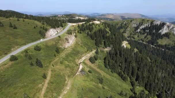 Luftaufnahme Von Oben Auf Der Landstraße Gebirge Zwischen Grünem Gras — Stockvideo