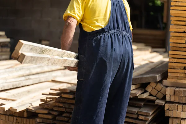 Visão Traseira Homem Caucasiano Desconhecido Vestindo Calças Trabalho Armazém Local — Fotografia de Stock