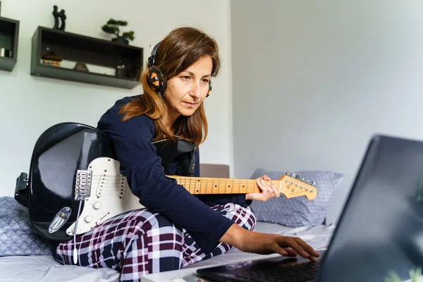 Mujer Caucásica Sentada Cama Mientras Usa Pijamas Teniendo Clases Línea —  Fotos de Stock