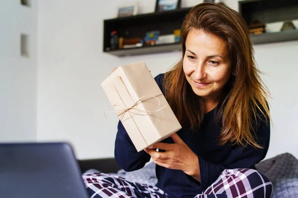 Yetişkin Beyaz Bir Kadının Portresi Evde Pijamalarıyla Yatarken Dizüstü Bilgisayarında — Stok fotoğraf