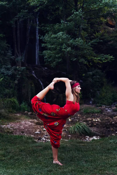 Visão Frontal Retrato Mulher Caucasiana Adulta Anos Sentada Rocha Natureza — Fotografia de Stock