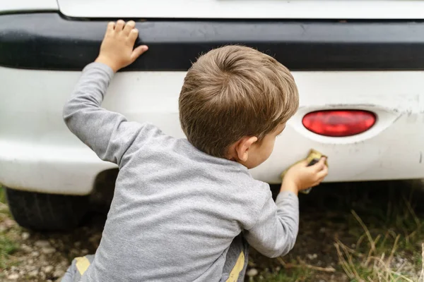 Pequeño Niño Caucásico Usando Esponja Para Lavar Coche Día Aire — Foto de Stock