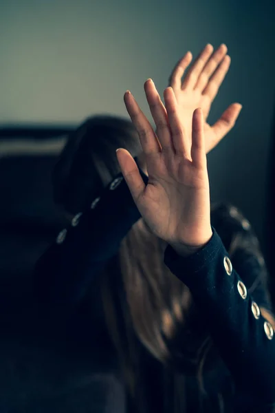 Acercamiento Manos Una Mujer Caucásica Desconocida Abierta Frente Cabeza Para — Foto de Stock