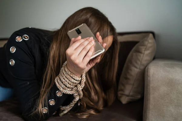 Blisko Rąk Nieznanej Białej Kobiety Trzymającej Telefon Komórkowy Związanymi Rękami — Zdjęcie stockowe