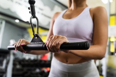 Beyazlı kimliği belirsiz bir kadının spor salonunda makineyle silah çalıştırmasını kapatın.