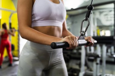 Beyazlı kimliği belirsiz bir kadının spor salonunda makineyle silah çalıştırmasını kapatın.