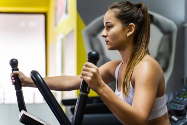 Beyaz kadın spor salonunda beyaz kadın eğitimine ek bakış - Kafkas kız yetişkin kardiyo egzersizi - Uzay sağlığı ve fitness konseptini kopyala