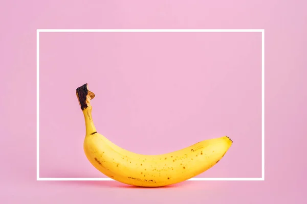 Banane Mûre Jaune Fraîche Sur Fond Rose Avec Cadre Blanc — Photo