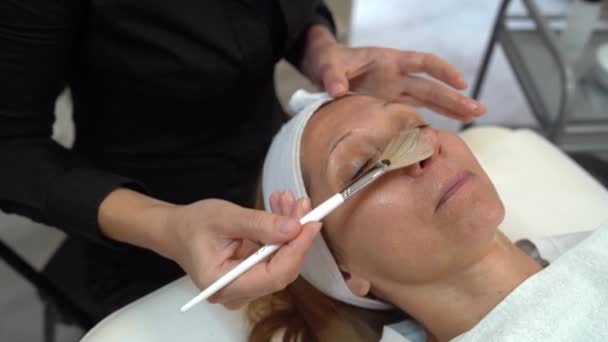 Belle Femme Caucasienne Heureuse Faisant Massage Visage Client Spa Femme — Video