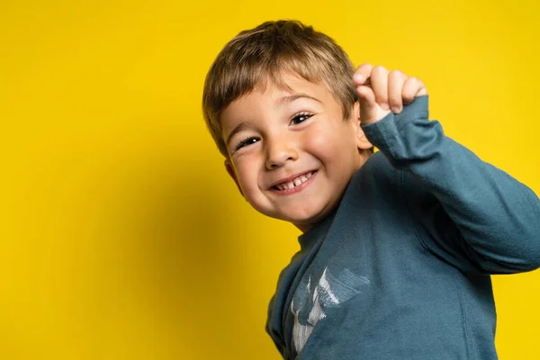 Retrato Feliz Alegre Pequeno Menino Caucasiano Frente Fundo Amarelo Fazendo — Fotografia de Stock