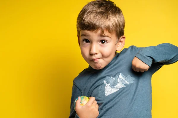 Retrato Feliz Alegre Pequeno Menino Caucasiano Frente Fundo Amarelo Fazendo — Fotografia de Stock