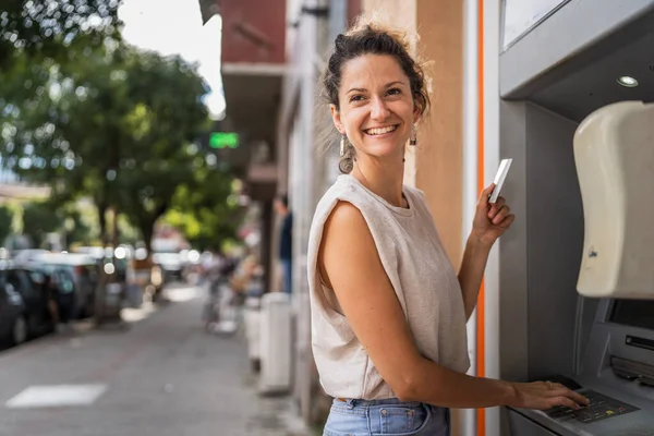 Vrouw Die Een Creditcard Gebruikt Contant Geld Opneemt Bij Pinautomaat — Stockfoto