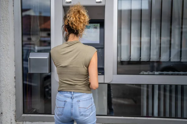 Woman Using Credit Card Withdrawing Cash Atm — Stock Photo, Image