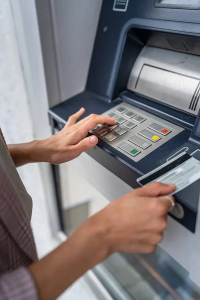 Hands Woman Using Credit Card Withdrawing Cash Atm — Stock Photo, Image