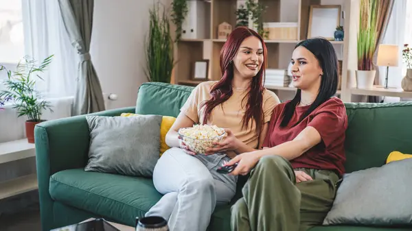 Dos Mujeres Caucásicas Adolescentes Amigos Hermanas Ver Película Serie Televisión —  Fotos de Stock