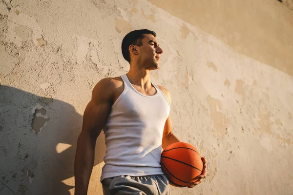 Jovem Homem Caucasiano Atleta Masculino Stand Livre Segurar Bola Basquete — Fotografia de Stock