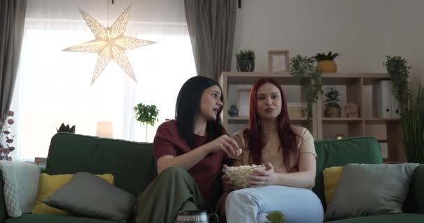 Twee Vrouwen Kaukasische Tiener Vrienden Zussen Kijken Film Serie Thuis — Stockvideo