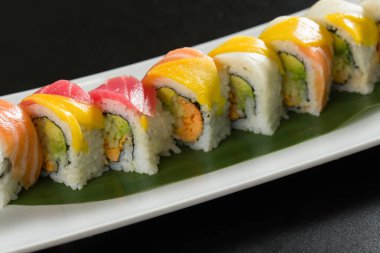 Suşi beyaz tabakta yakın çekim