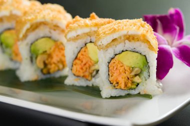 Suşi beyaz tabakta yakın çekim