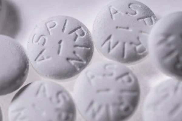 Bílá Aspirin makro snímek na bílém pozadí — Stock fotografie