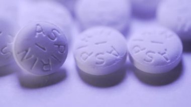 Pan ile beyaz arka plan üzerinde beyaz Aspirin makro çekim