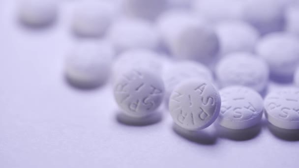 Pan ile beyaz arka plan üzerinde beyaz Aspirin makro çekim — Stok video