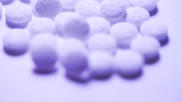 Blanco Aspirina macro tiro sobre fondo blanco con movimiento de enfoque — Vídeo de stock
