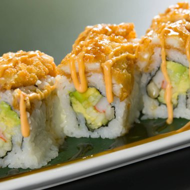 Beyaz tabakta suşi.