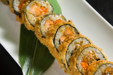 Beyaz tabakta suşi.