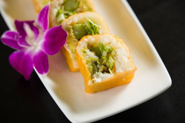 Beyaz tabakta suşi.