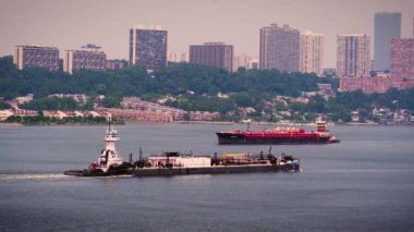 Hudson Nehri üzerinde iki yük tekneler