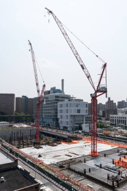 Arka plan binalarda NYC büyük inşaat vinç